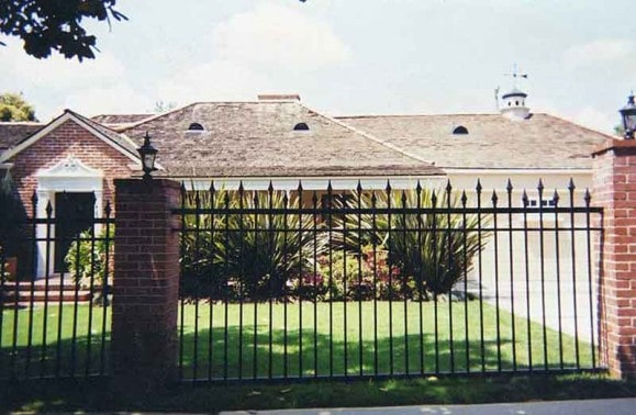 Modern Iron Fence with Alternating Pickets