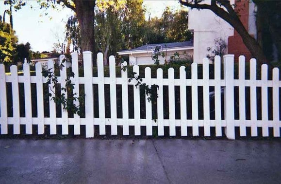 Vinyl Picket Fence with Scallop Top
